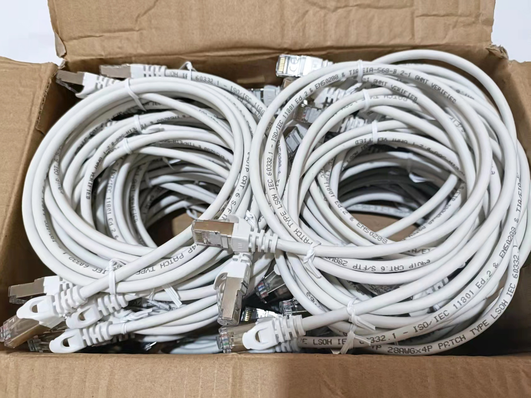 Equip Patchkabel Cat6 40x S/FTP 2xRJ45 1.00m weiß LSZH