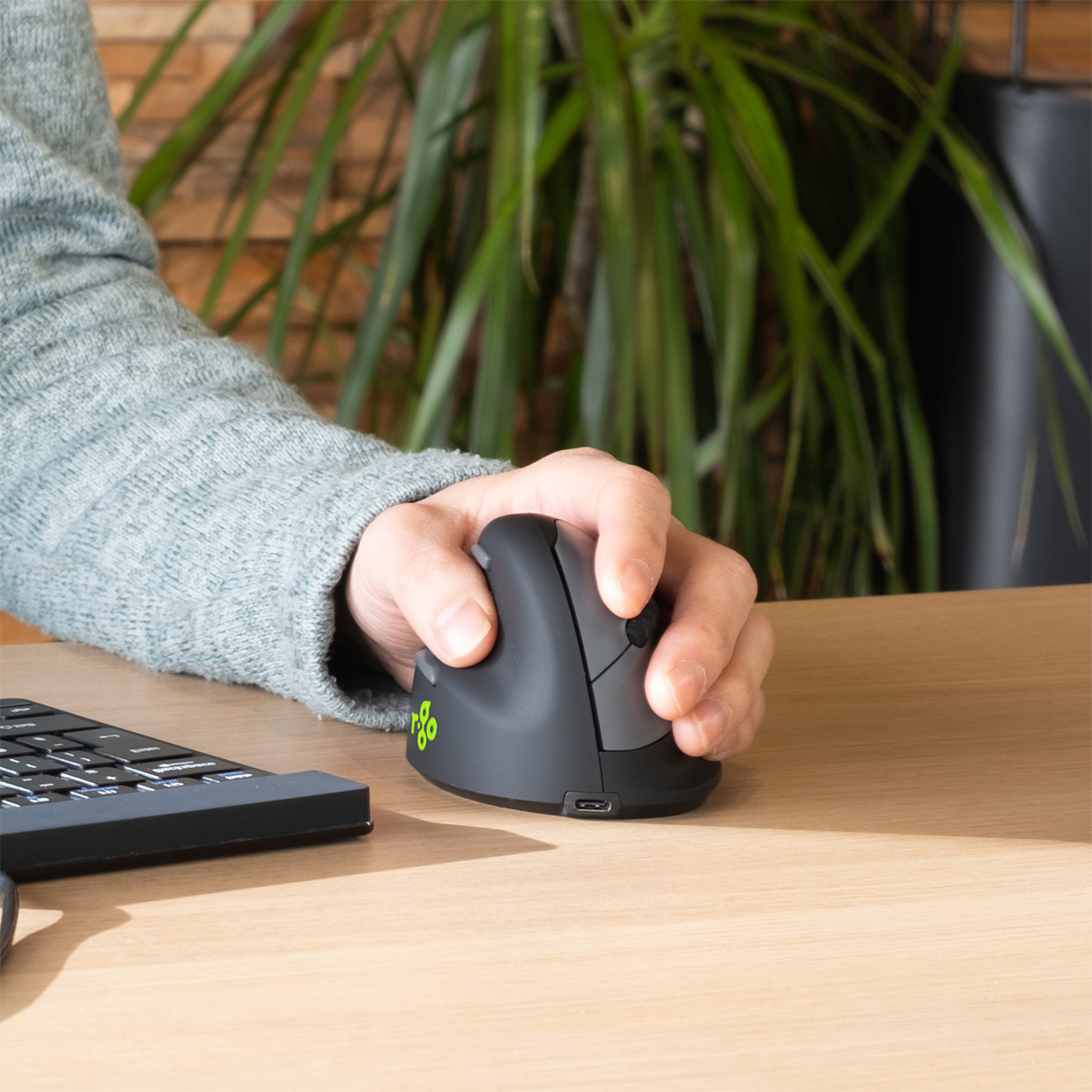 r-go HE Ergo Vertical Mouse Größe M links Maus ergonomisch kabellos schwarz, silber