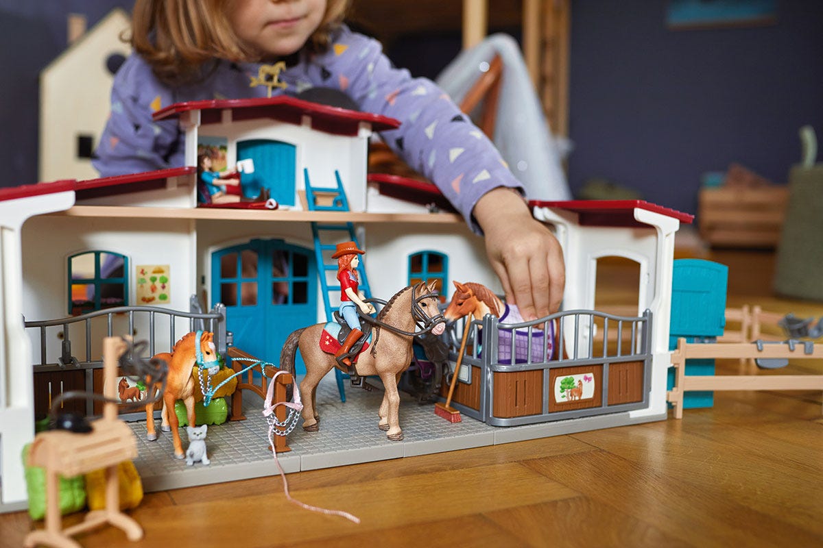 Horse Club Reiterhof, Spielgebäude