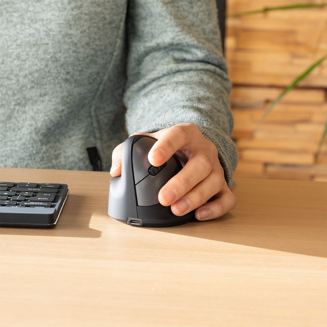 r-go HE Ergo Vertical Mouse Größe M links Maus ergonomisch kabellos schwarz, silber