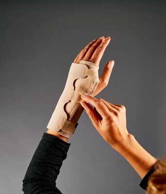 FUTURO™ Handgelenkbandage Handgelenkschiene 47854DABI, Gr. M beige 15,9-19,0 cm, 1 St.