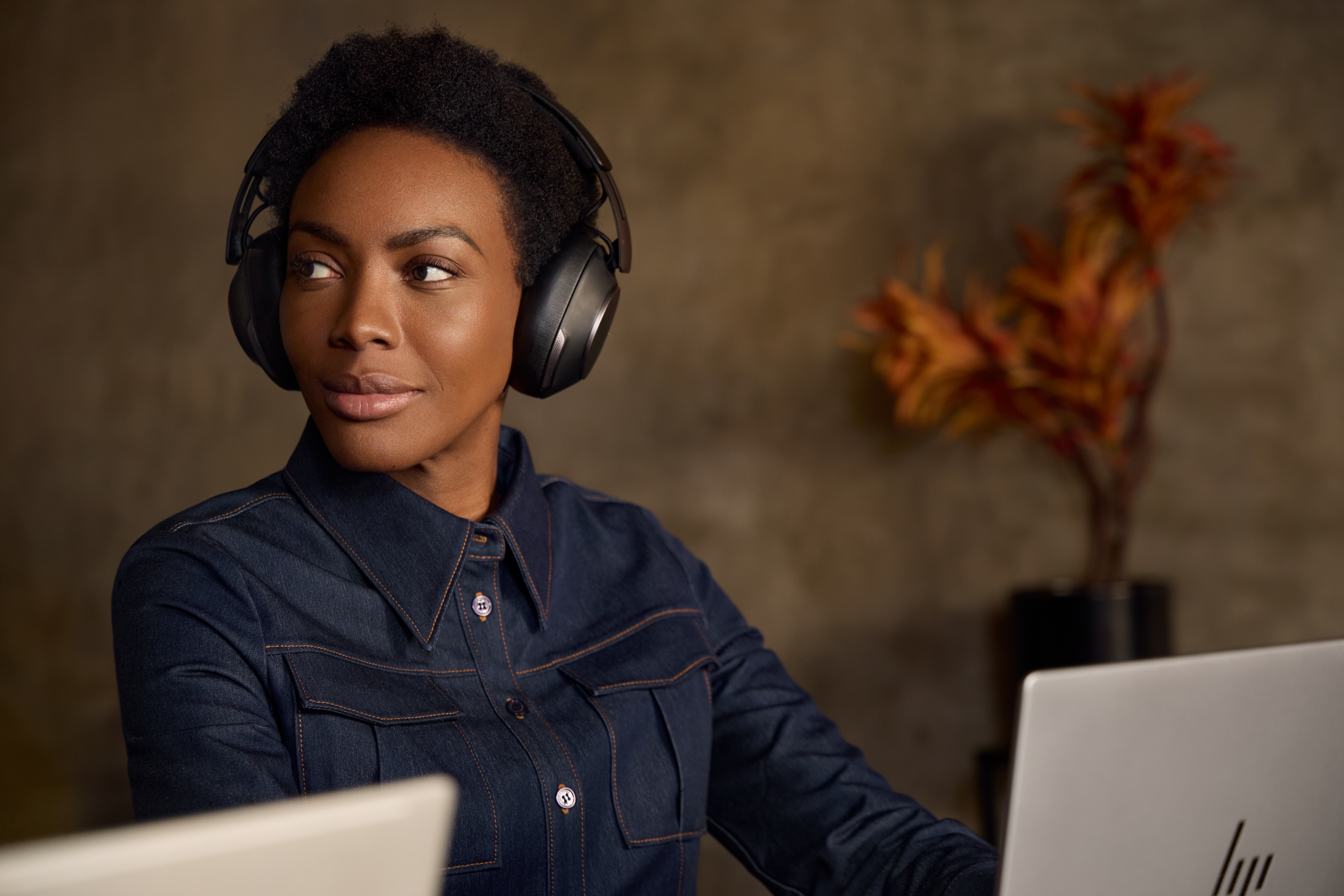 HP Poly Voyager Surround 80 UC USB-C Headset +USB-C/A Adapter SmartBuy