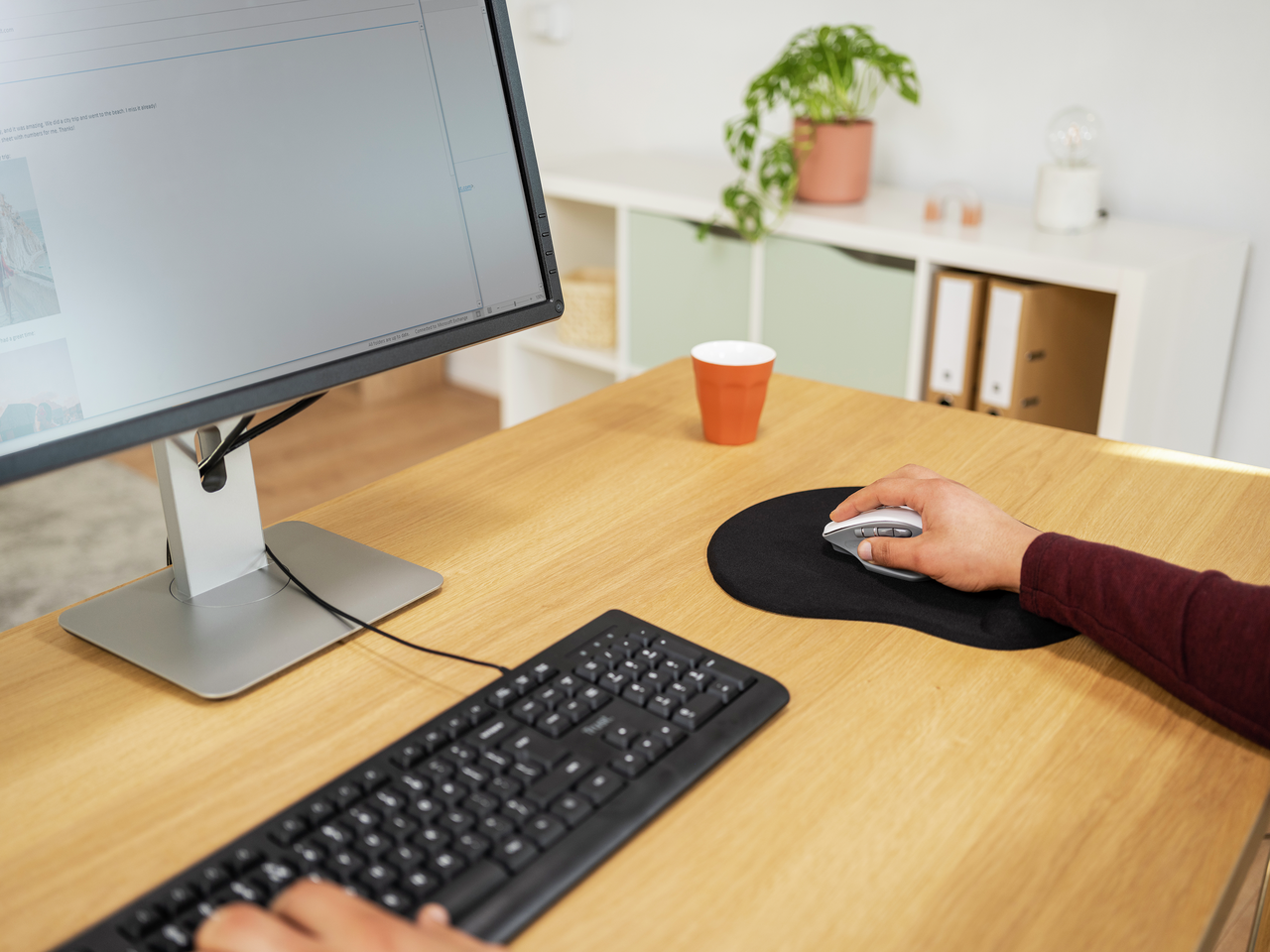 BIGFOOT XL MOUSE PAD WITH GEL .