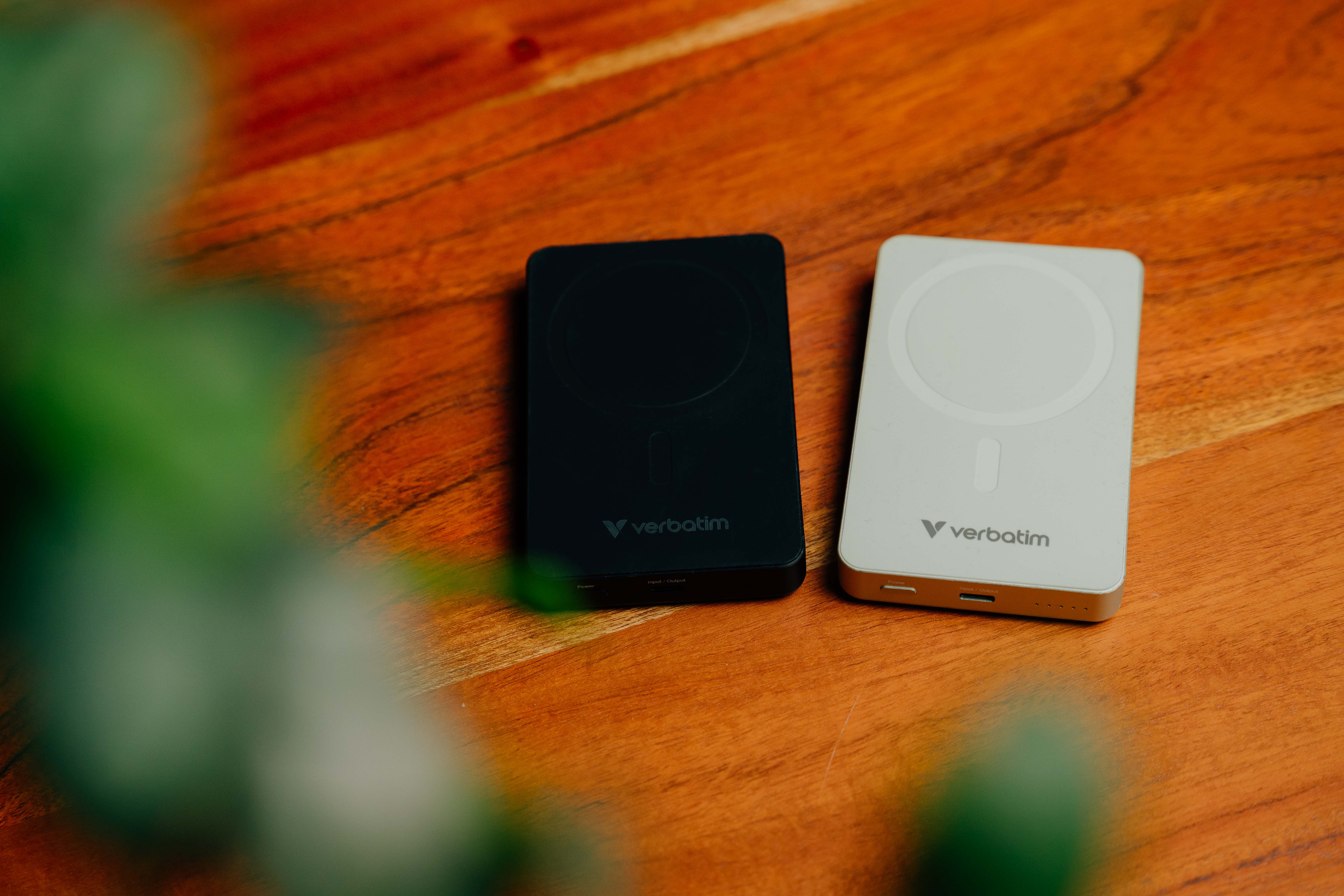 Verbatim Charge n Go Essentials 10000 mAh Kabelloses Aufladen Schwarz