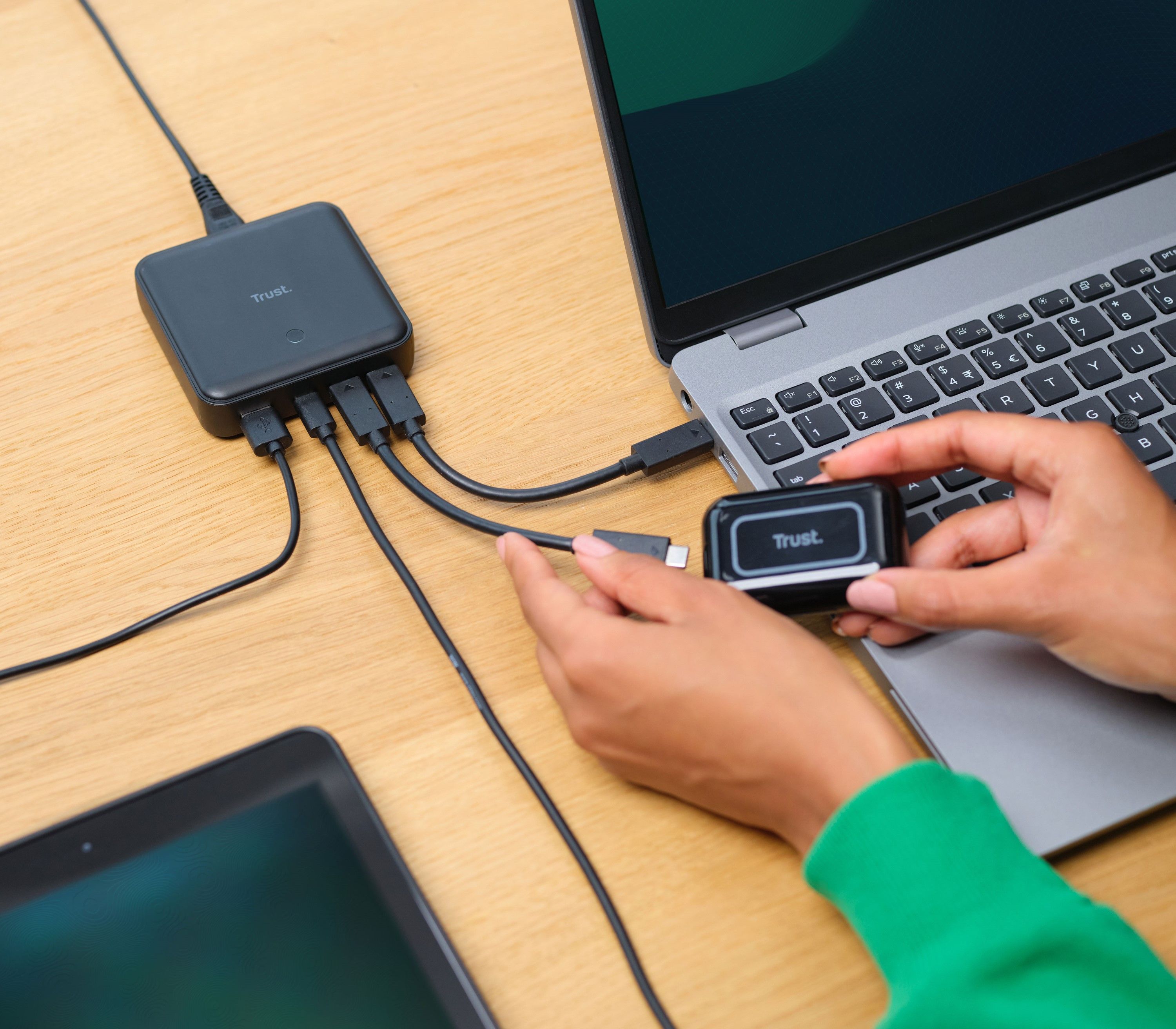 MAXO 100W 4-PORT DESKTOP CHARGER