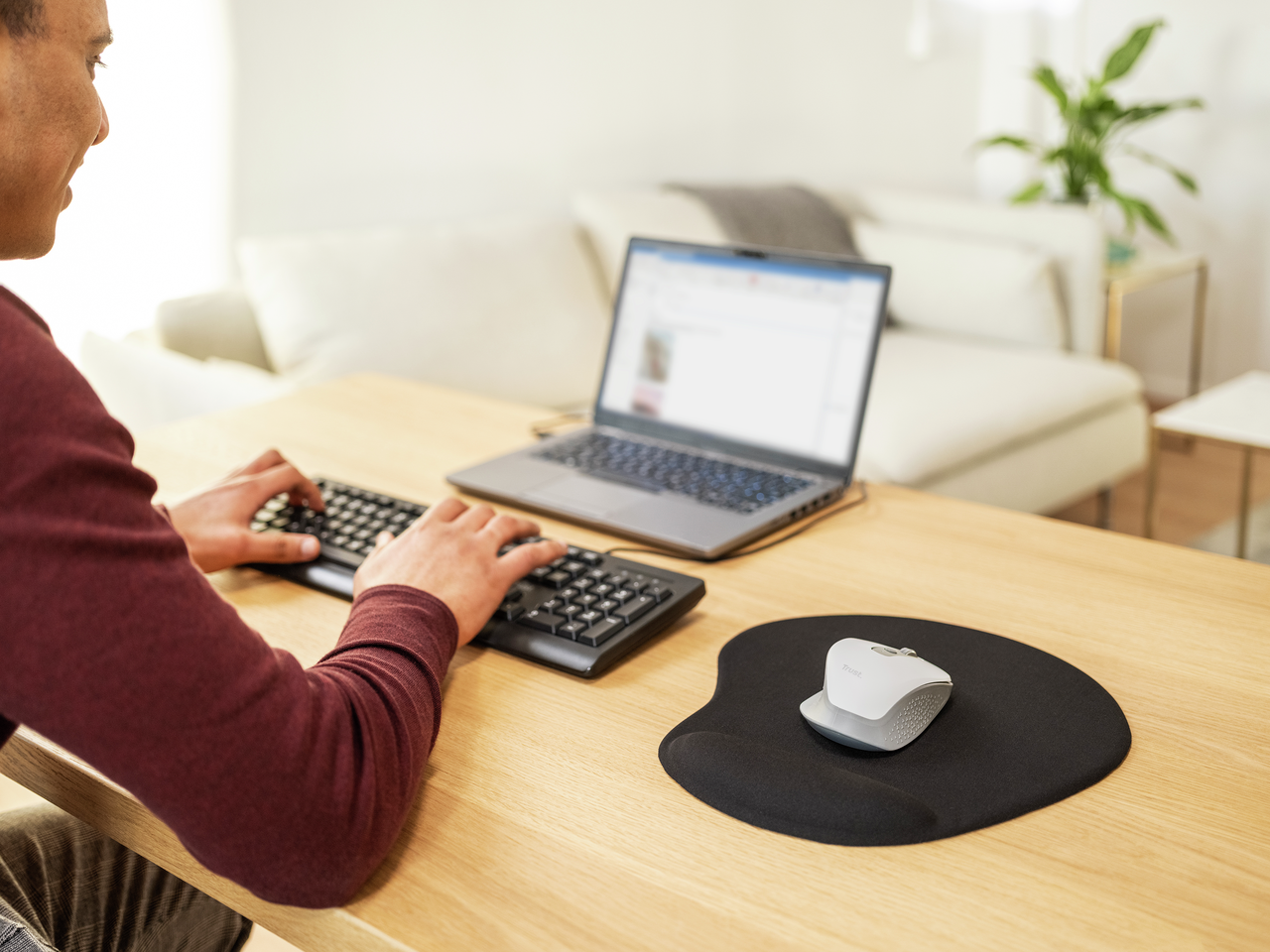 BIGFOOT XL MOUSE PAD WITH GEL .