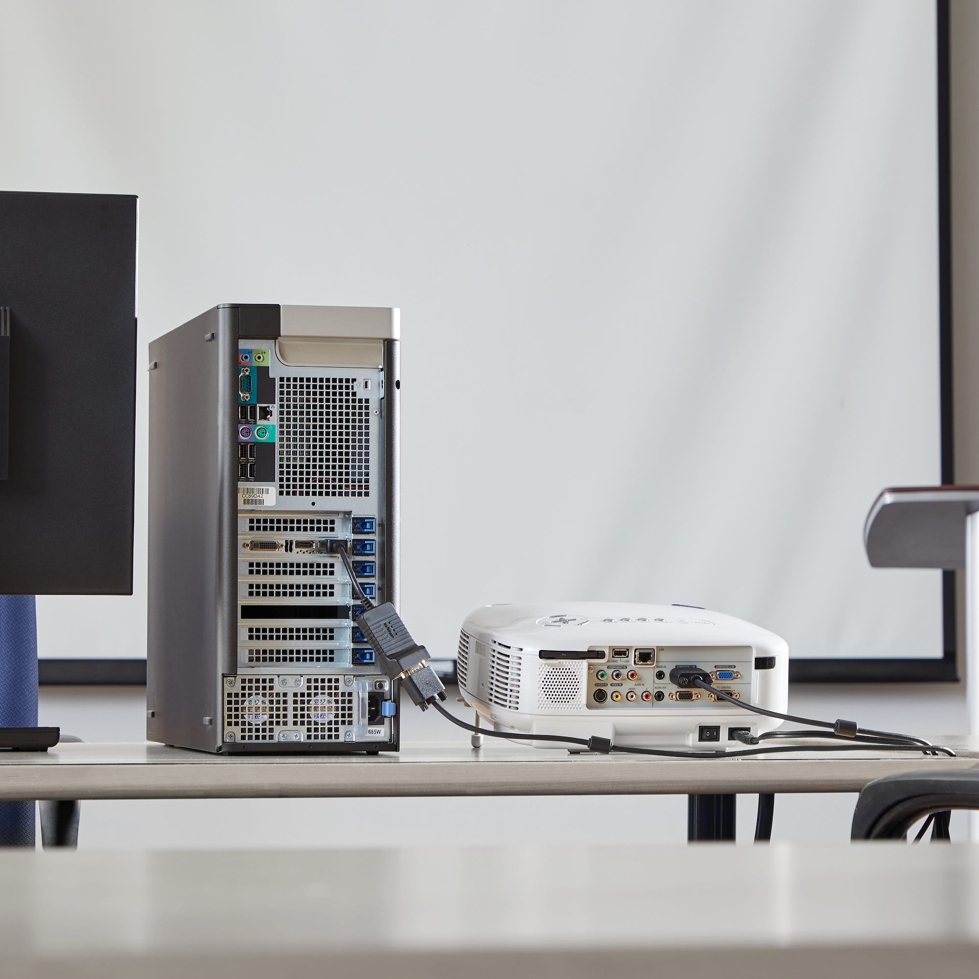 DISPLAYPORT TO VGA CONVERTER .