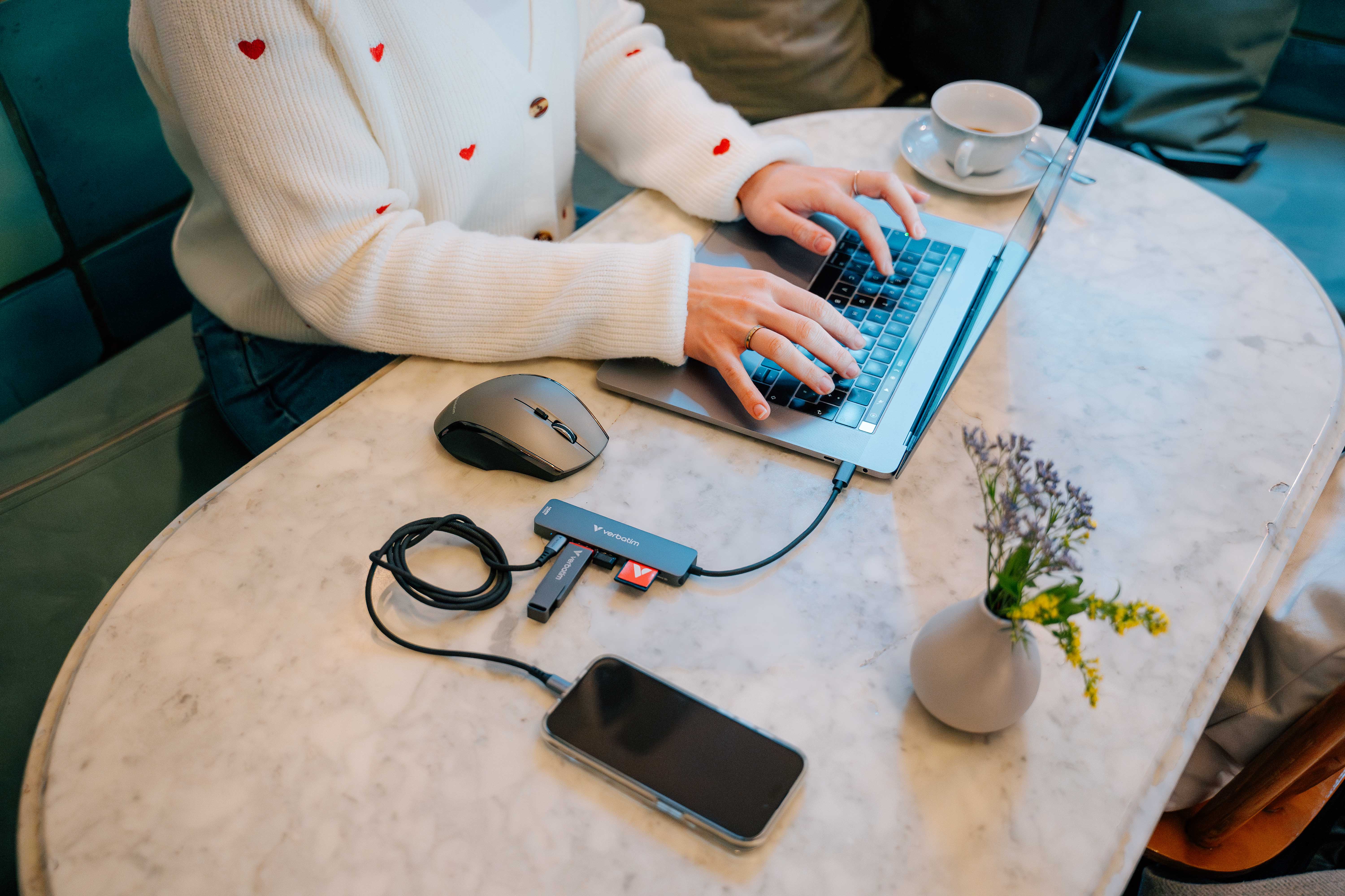 Verbatim USB-C Essentials Multi- Port Hub 6 Port/card read. 32156