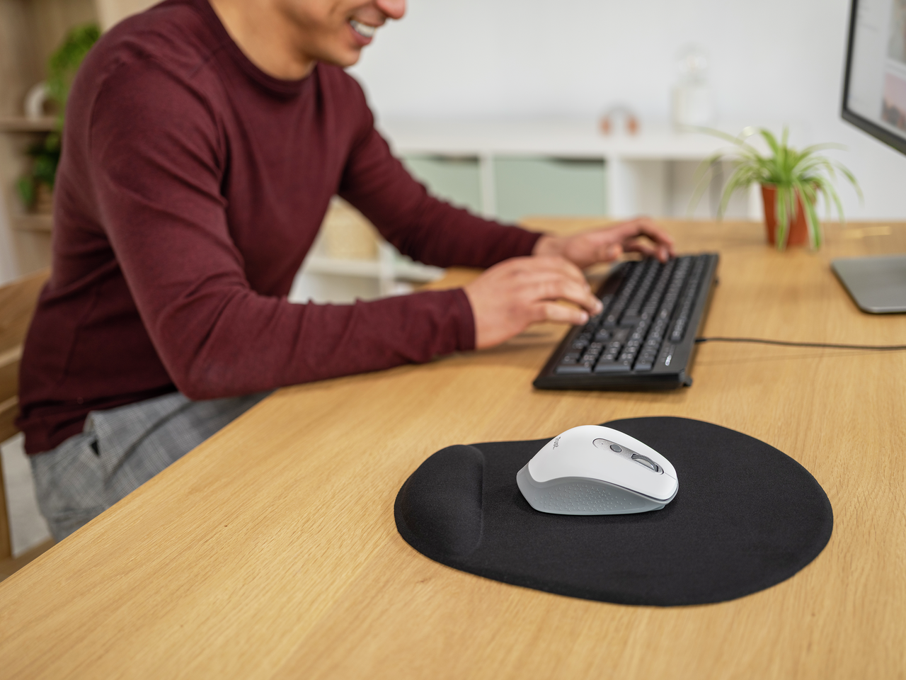 BIGFOOT XL MOUSE PAD WITH GEL .