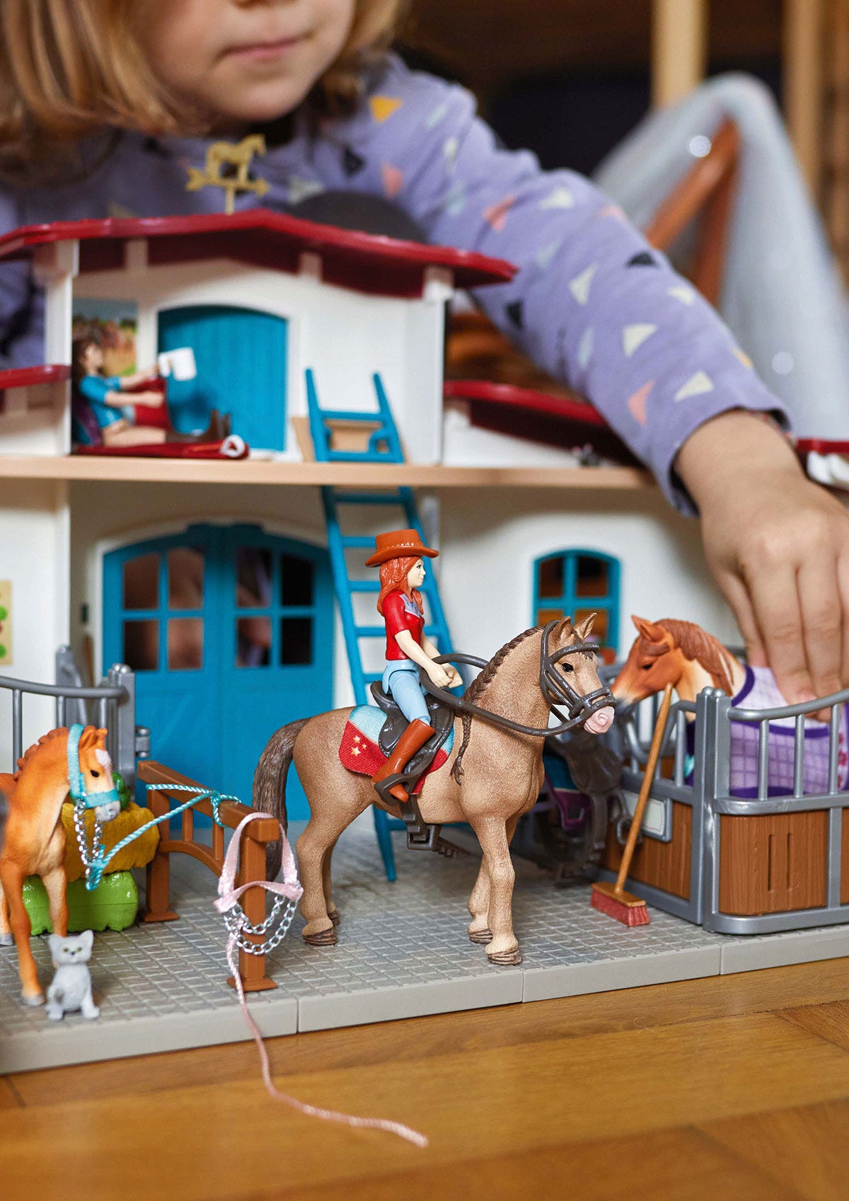 Horse Club Reiterhof, Spielgebäude