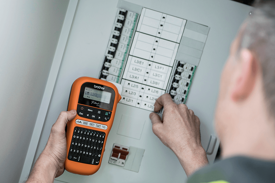 brother P-touch E110 Beschriftungsgerät schwarz, orange