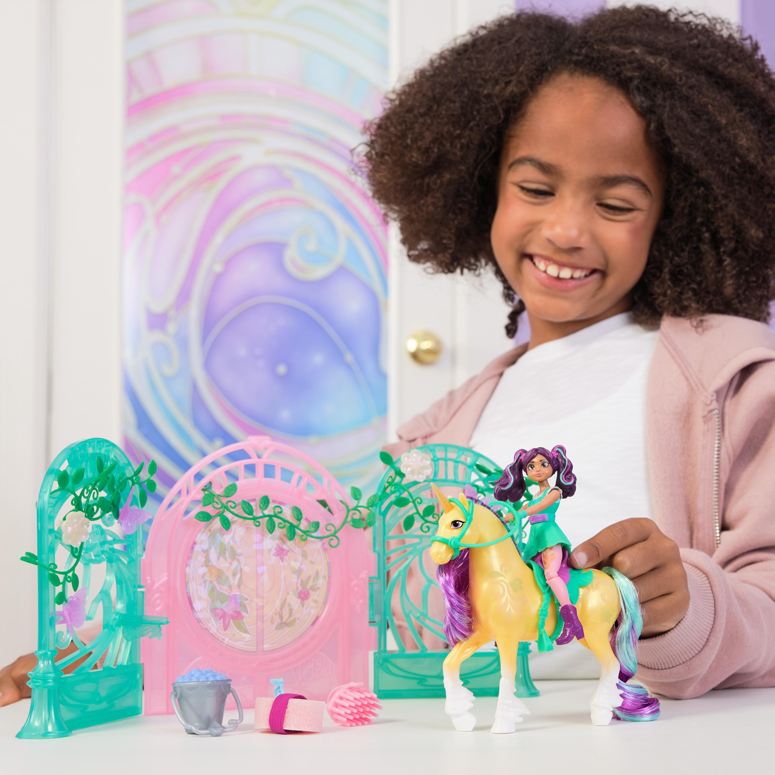 Unicorn Academy - Ava & Einhorn Leaf Stall Spielset mit Farbwechseleffekt, Spielfigur