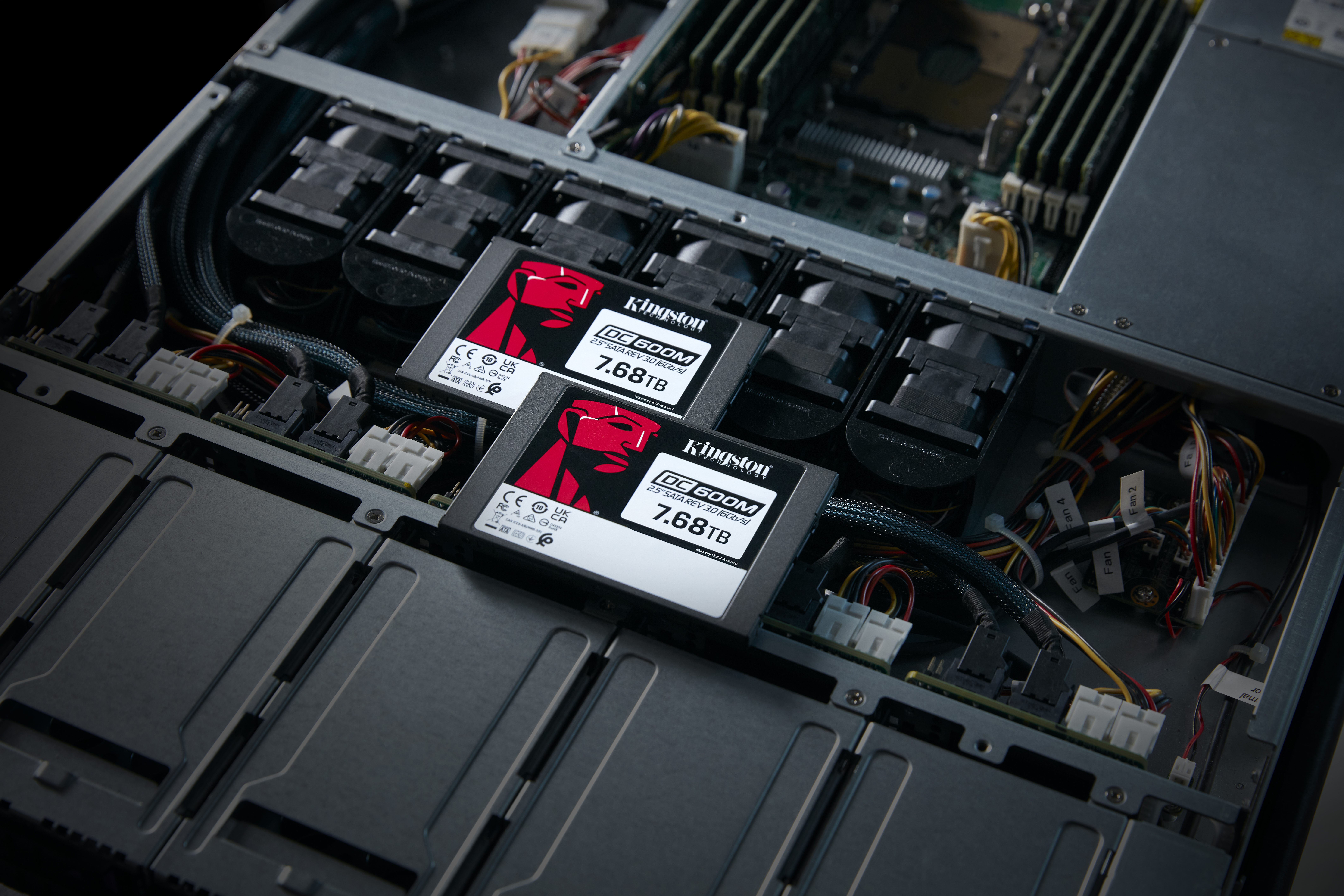 KINGSTON 7.68TB DC600M 6.35cm 2.5Zoll SATA3 mixed-use data center SSD for enterprise servers and NAS (VMWare Ready)